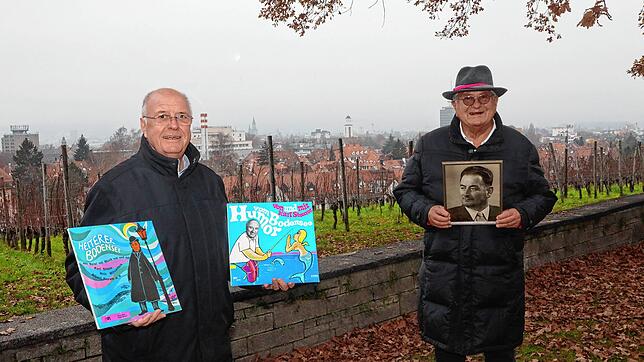 Kurtle Köberlin (links) und Uli Blum auf der Aussichtsfläche Friedrichshöhe.