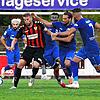 Viel Einsatz: Kapitän Jeremy Stangl vom FSV Rheinfelden (vorn, links) schirmt den Ball gleich gegen drei Bahlinger ab. Landesligist FSV ...
