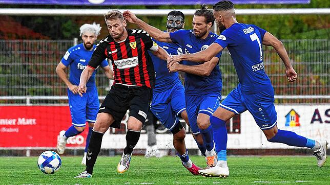 Viel Einsatz: Kapitän Jeremy Stangl vom FSV Rheinfelden (vorn, links) schirmt den Ball gleich gegen drei Bahlinger ab. Landesligist FSV ...