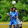 Mohamed Gomina (blaues Trikot) im Kopfballduell mit Südstern-Abräumer Andreas Schafhäutle. Gominas FV Möhringen gewann am Ende das ...