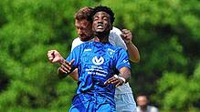 Mohamed Gomina (blaues Trikot) im Kopfballduell mit Südstern-Abräumer Andreas Schafhäutle. Gominas FV Möhringen gewann am Ende das ...