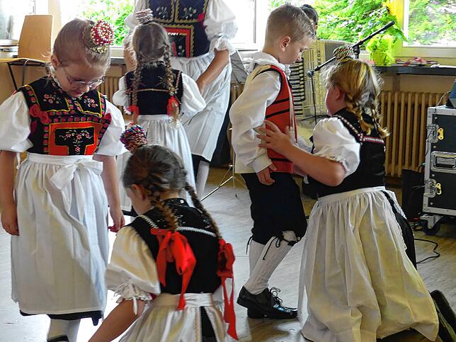 Mit ihren historischen Tänzen brachte die Kindergruppe der Trachtenvereinigung Alt-Hotzenwald viel Freude in das Festgeschehen am Samstag.