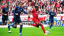 Junior Adamu (SC Freiburg, #20) im Zweikampf mit Erhan Masovic (VfL Bochum, #04) trifft das Tor zum 1:1.