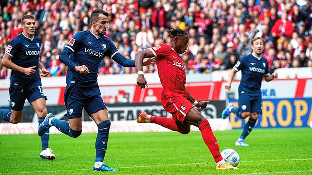 Junior Adamu (SC Freiburg, #20) im Zweikampf mit Erhan Masovic (VfL Bochum, #04) trifft das Tor zum 1:1.