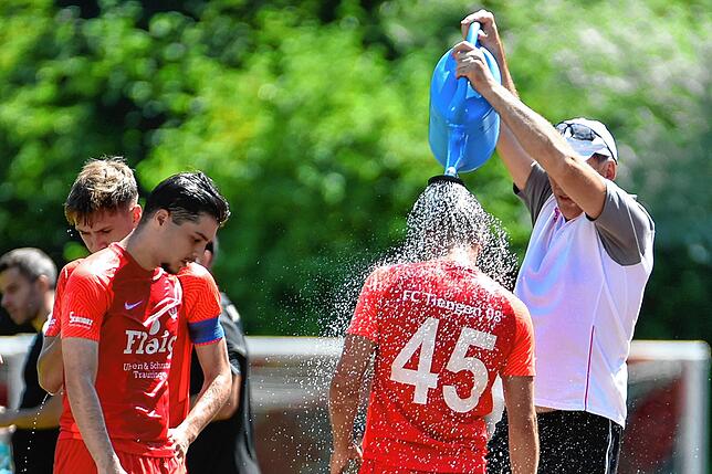 Abkühlung: Beim ersten Saisonspiel gegen den SV 08 Laufenburg waren die Vorzeichen nicht nur wegen der hohen Außentemperaturen andere. ...