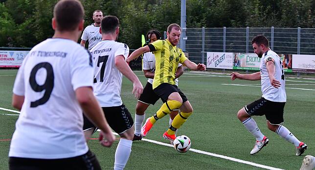Umringt: Wenn Adrian Malzacher in Strafraumnähe am Ball ist, können sich nicht genug Gegenspieler um ihn kümmern: „Meist habe ich ein, ...