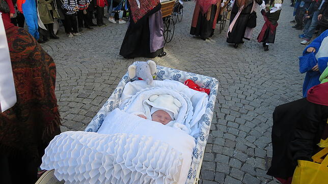 Nur zehn Tage ist Finn alt und schon beim Kinderumzug unterwegs.