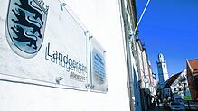 Am Landgericht Ravensburg hat der Prozess gegen drei junge Männer begonnen, die im April 2022 zwei Passanten in Friedrichshafen ...
