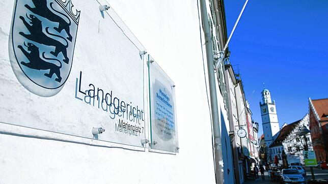 Am Landgericht Ravensburg hat der Prozess gegen drei junge Männer begonnen, die im April 2022 zwei Passanten in Friedrichshafen ...