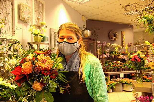 Sandra Duttle von Blumen Peter im La Piazza verweist darauf, dass es Blumenlieferdienste wie Fleurop auch im Lockdown gebe.