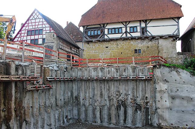 So präsentiert sich derzeit die Baustelle neben dem „Alten Haus“. Hang und Baugrube seien gemäß dem genehmigten statischen ...