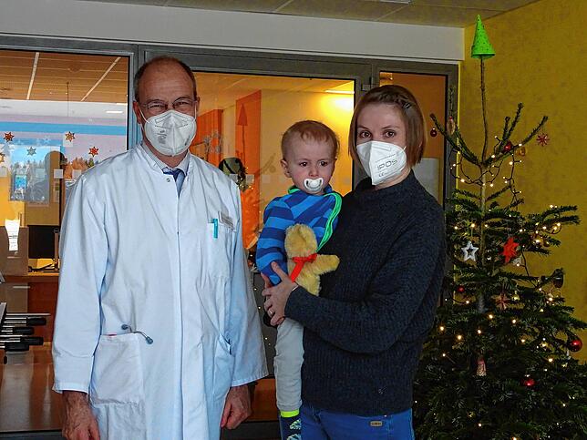 Chefarzt Matthias Henschen mit Annika Munz und Sohn Theo.