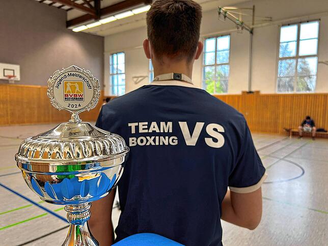 Trainer Marko Juric ist stolz, dass der Boxing Club bei der baden-württembergischen Jugendmeisterschaft den Pokal als bester Verein 2024 ...