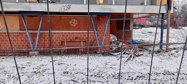 Das Gelände ist durch einen Bauzaun gesichert.
