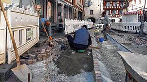 In der Marktstraße haben nun die Pflastersanierungsarbeiten für den unteren und den mittleren Bereich begonnen. Für Passanten und ...