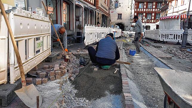 In der Marktstraße haben nun die Pflastersanierungsarbeiten für den unteren und den mittleren Bereich begonnen. Für Passanten und ...