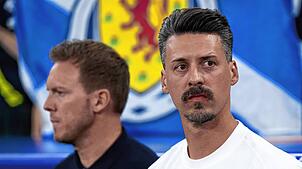 Sandro Wagner mit Bundestrainer Julian Nagelsmann. Wagner wird Trainer in Augsburg.