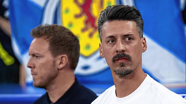 Sandro Wagner mit Bundestrainer Julian Nagelsmann. Wagner wird Trainer in Augsburg.