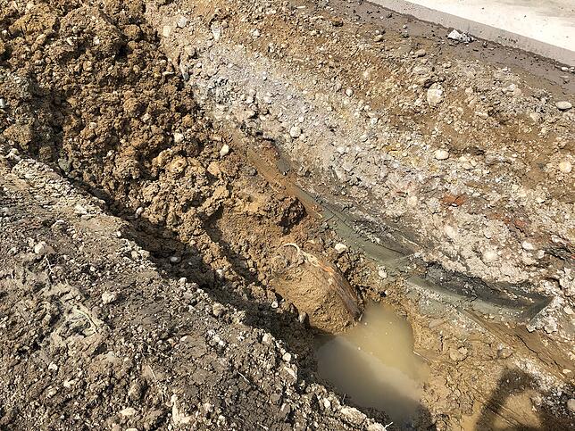 Bei Baggerarbeiten auf der Baustelle B 31 neu legten Arbeiter am Vormittag, Montag, 22. Juli, eine Fliegerbombe frei.