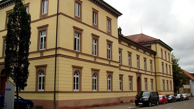 Im Amtsgericht Sigmaringen wurde eine Frau wegen Sozialbetrugs verurteilt, durch den sie unrechtmäßig Leistungen erhielt.