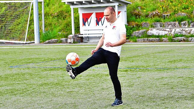 Immer (noch) am Ball: Seit fast 30 Jahren hält Alexander Rindt (34) dem Bezirksligisten FC Rot-Weiß Weilheim die Treue, als Spieler und ...