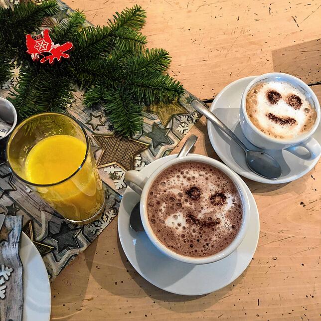 Der frisch gepresste Orangensaft, die heiße Schokolade und der Cappuccino (von links) kosten jeweils 3 Euro.