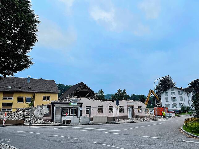 Bild 23: Brennet: Das Gasthaus "Kreuz" vor und nach dem Abriss