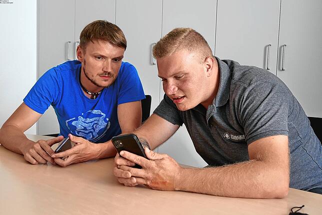 Mario Droxner (links) und Jan Umhauer betrachten noch die wenigen Fotos von den Zerstörungen im Ahrtal, die sie aufgenommen haben. Die ...