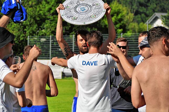 Bild 6: SV Karsau schießt sich mit 14:0 bei der Spvgg. Utzenfeld zum Titel &ndash; und wir haben Bilder!