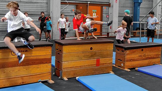 Mutig! Viele Teilnehmer des Parkour-Sommercamps von Team Fox überspringen die Kästen zum ersten Mal in ihrem Leben. Andere trainieren ...