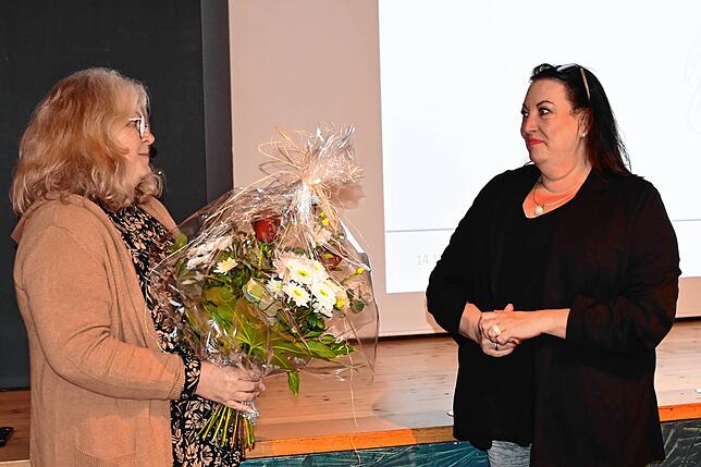 Stefanie Lippelt, Sachgebietsleiterin Kindertageseinrichtungen in Stockach, dankt Referentin Anke Elisabeth Ballmann.