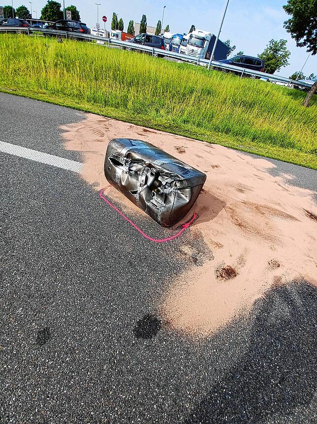 Beim Unfall riss der Tank vom Lastzug ab und lief aus. Die Feuerwehr Engen band den Treibstoff ab.
