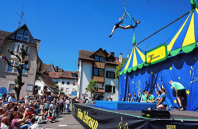 Der Zirkus Zebrasco zieht beim Kindertag mit einer tollen Show das Publikum in den Bann.