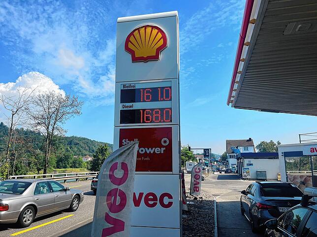 Im Schweizer Koblenz zeigt der Preismast 1,61 Franken an. Das Foto wurde am 15. August um 11.30 Uhr aufgenommen.