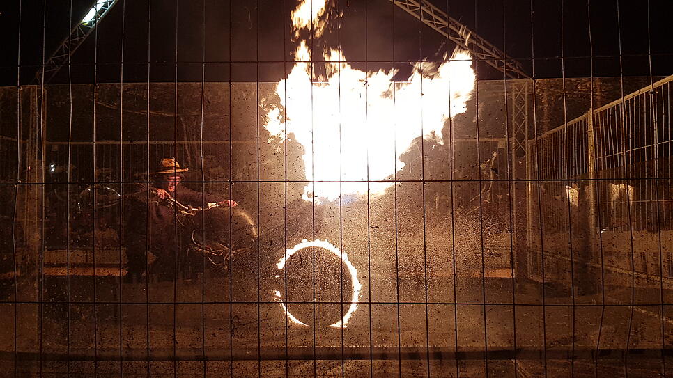 „Feuer zieht Publikum an“, sagt Sven Keßler, der seit zehn Jahren auf verschiedenen Veranstaltungen seine Reifen zum Brennen ...