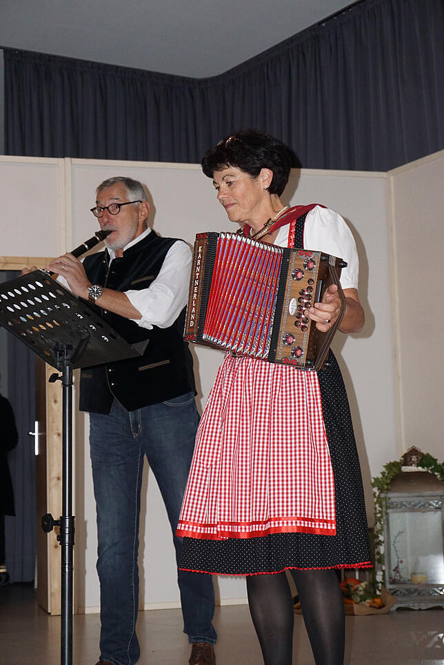 Die Bezirkslandfrauenvorsitzende Elisabeth Etspüler überraschte mit ihrem Auftritt und der Steirischen Handharmonikal, zusammen mit ...