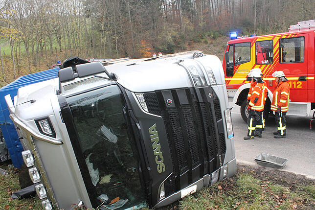 Bild 4: Bilder vom Unfall: Umgekippter Lastwagen am Randenaufstieg der B 314