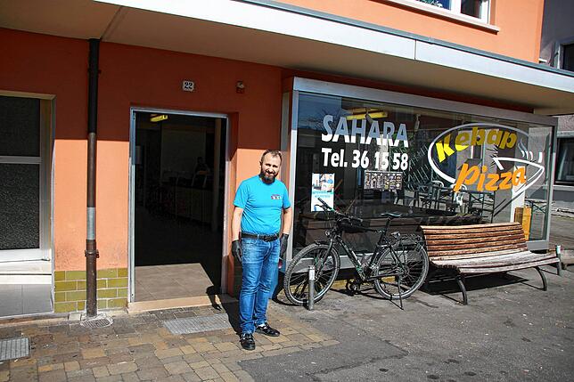 Celik Diaddi vor seiner Pizzeria Sahara in der Radolfzeller Straße.