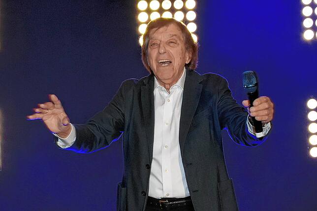 Bata Illic sang sich mit seinen größten Hits in die Herzen der Zuhörer.