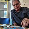 Ludwig Meier, Marketingchef der Messe Friedrichshafen, blättert sich durch alte Messebroschüren und nimmt auf eine Zeitreise mit.