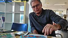 Ludwig Meier, Marketingchef der Messe Friedrichshafen, blättert sich durch alte Messebroschüren und nimmt auf eine Zeitreise mit.