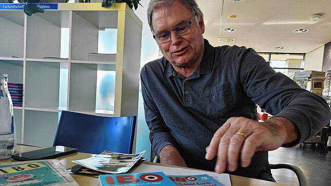 Ludwig Meier, Marketingchef der Messe Friedrichshafen, blättert sich durch alte Messebroschüren und nimmt auf eine Zeitreise mit.