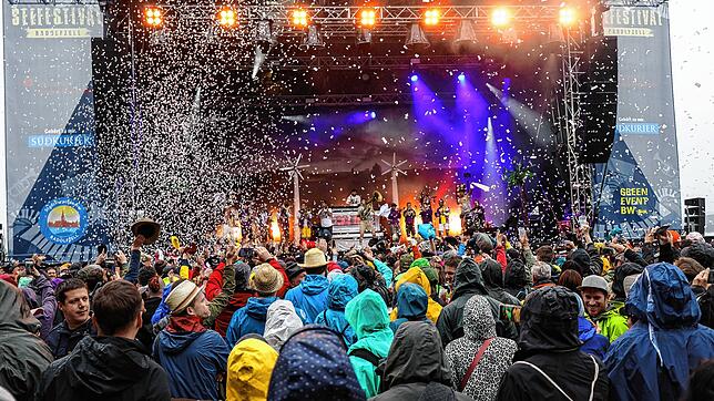 Beim Seefestival 2024 in Radolfzell regnete es, gute Laune herrschte trotzdem. Für 2025 hoffen die Veranstalter auf besseres Wetter.