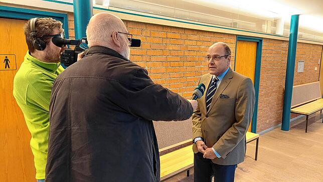 Interview auf dem Gerichtsflur: Kameramann Robert Müller und Redakteur Bernhard Hentschel vom SWR Friedrichshafen im Gespräch mit ...