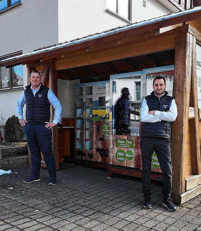 Ingo Fricker (links) und Jörg Fehrenbacher betreiben seit 2021 einen 24/7-Hofautomaten im Donaueschinger Ortsteil Pfohren.