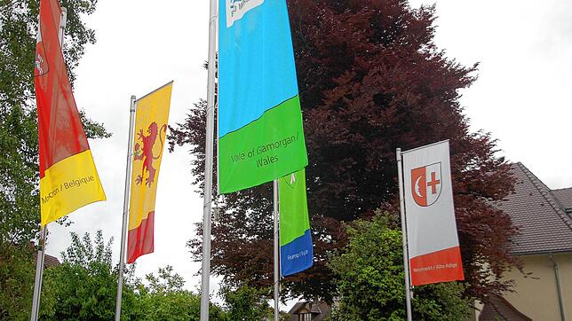 In der Nollinger Straße stehen symbolisch für die Städtepartnerschaften die Fahnen. Foto: Petra Wunderle