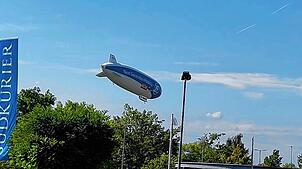 So tief flog der Zeppelin am Sonntag, 21. September 2025, über die Bäume im Industriegebiet. Auch vom SÜDKURIER aus war das zu beoachten.