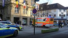 Am Mittwochnachmittag: Der Krankenwagen transportiert den schwerverletzten Mitarbeiter zum wartenden Rettungshubschrauber.