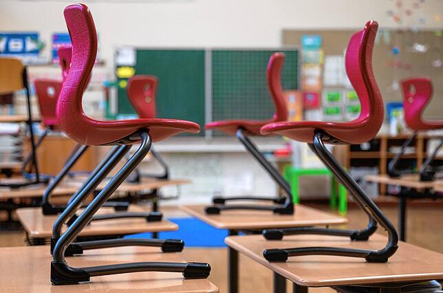 Viele Klassenräume sind leer. Die Schüler lernen zu Hause im Homeschooling. Die Bildungschancen sind dabei nicht für alle gleich.