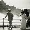 Hotelgäste des Konstanzer Seehotels vor dem tosenden Rheinfall, 1903.